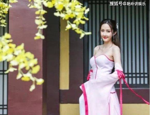 把自己拍成“烂片女王”，出道十年不温不火，如今却成女网红！