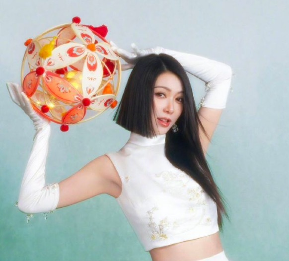 薛凯琪发型一半甜妹一半拽姐 