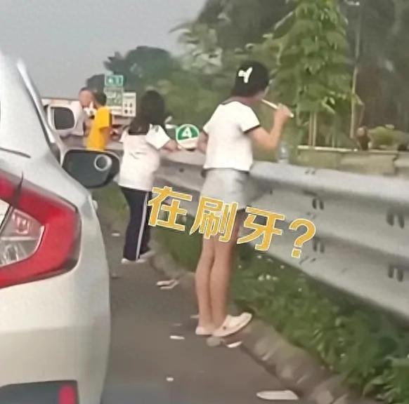 堵车时遇到的那些显眼包：遛娃遛狗跳绳打牌点外卖