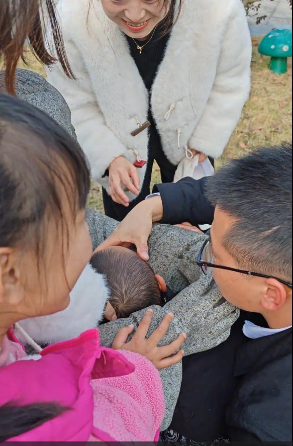小孩一头扎进石像怀里出不来 家长回应:评论区笑不活了!