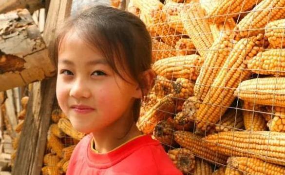 小女孩一笑成名，百万合同摆眼前，父母却做出惊人决定！