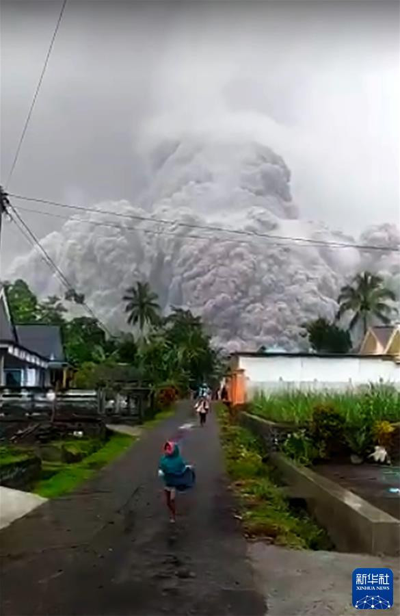 這張印尼國家抗災署發布的視頻截圖顯示，12月4日，印度尼西亞東爪哇省塞梅魯火山噴發。 新華社發