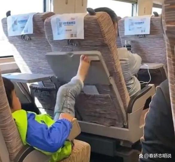 高铁宝妈教娃骂“滚” 家教碎一地 公共空间礼仪失衡