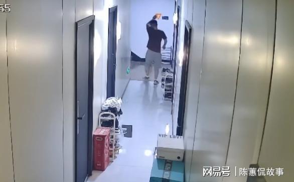 陌生男子行为诡异敲女子家门 独居女生警惕拒开