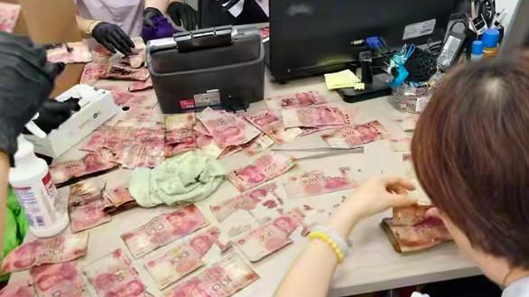 10万现金被日晒雨淋粘连兑换8.2万 银行两天接力清点