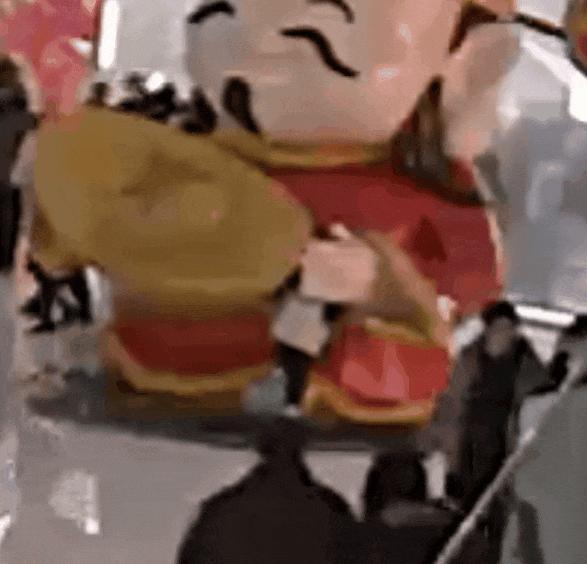 第1个被“财神爷”锁定的孩子出现了 头部卡入雕塑求救消防