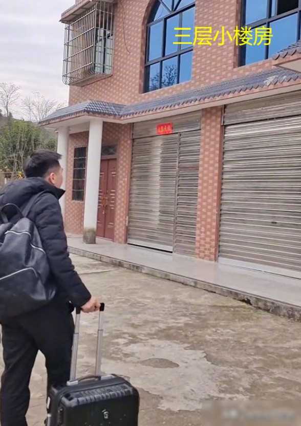 男子背着行李望着空房子流泪 父母不在，年味在哪里