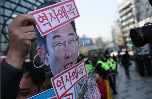 韩媒：韩民众在日驻韩使馆前抗议日政府审定通过“歪曲历史”教科书