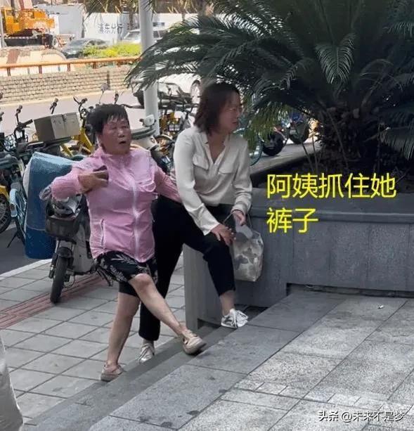 女子占机动车道骑行被公交变道撞倒