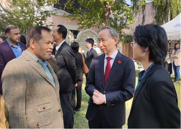 龙宇翔与印度尼西亚驻华大使周浩黎亲切交谈