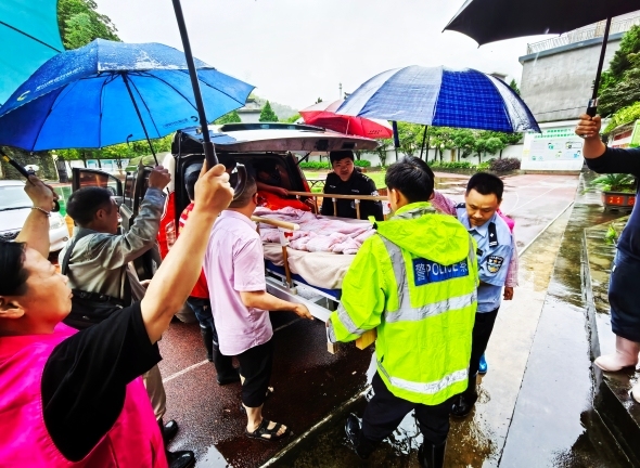 雨天老人被车撞倒路人撑起暖心伞 民警守护灾民显真情