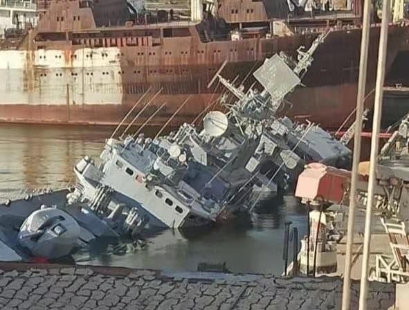 乌克兰海军旗舰被击沉 乌官方坚称是被己方凿沉的