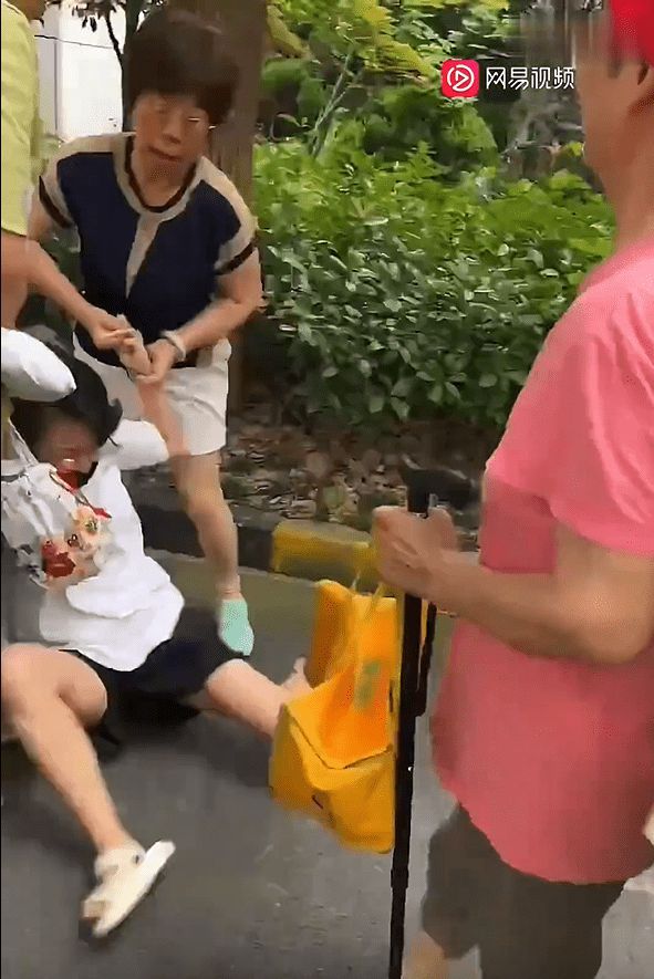 女子不同意装电梯遭拖拽,楼上业主强行控制该女子让施工机械进小区施工
