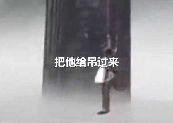 男子被困河道中間 飛手用無人機(jī)救援 2分鐘成功營救