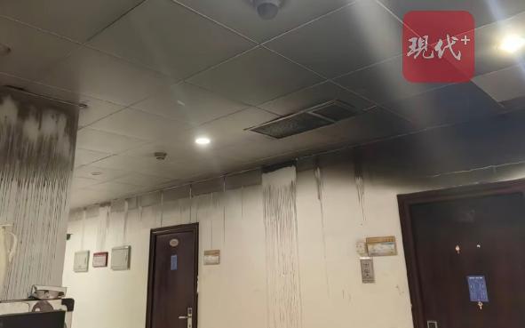 高校宿舍凌晨起火被指消防警报未响 宿管敲门提醒逃生