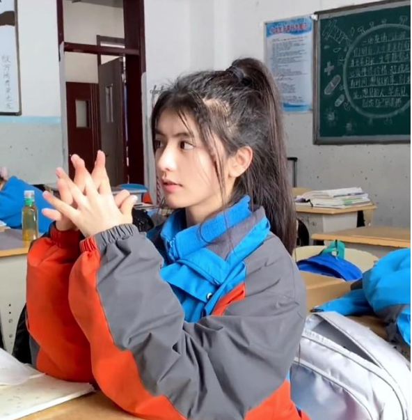 新疆一女高中生因高颜值走红 扎马尾如仙女在人间