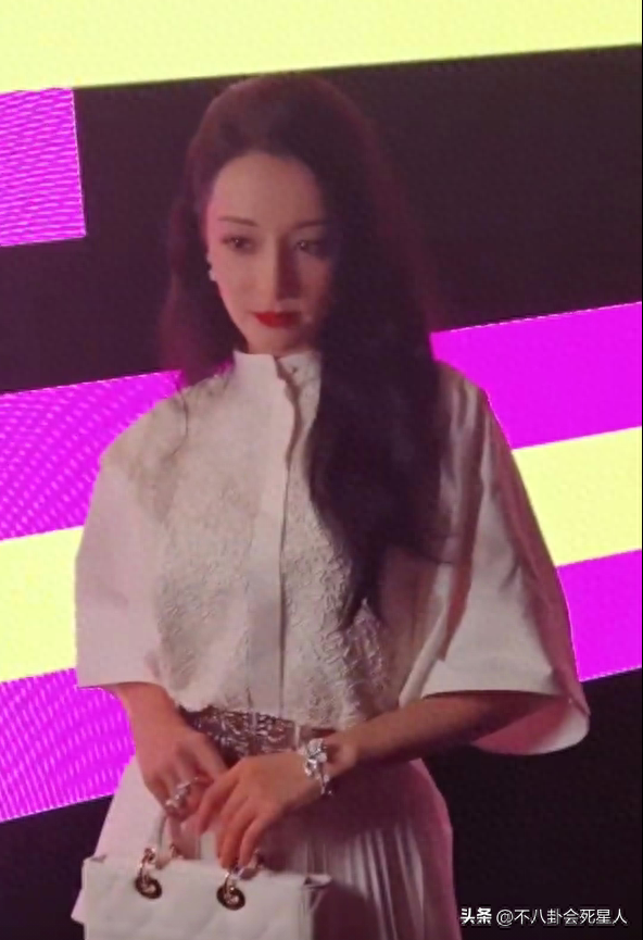 迪丽热巴金智秀同场看秀待遇天差地别：韩女星坐专车 公关总监亲自迎接