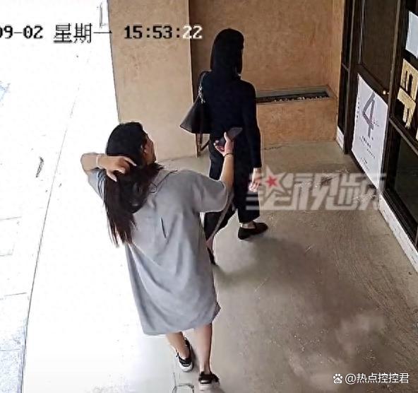 2女子为拍照撕掉店家门口海报