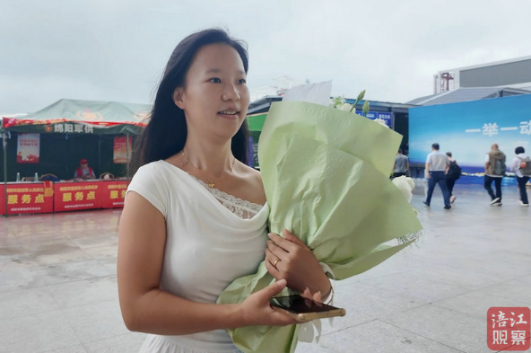 丈夫从军12年荣归故里 妻子盛装相迎