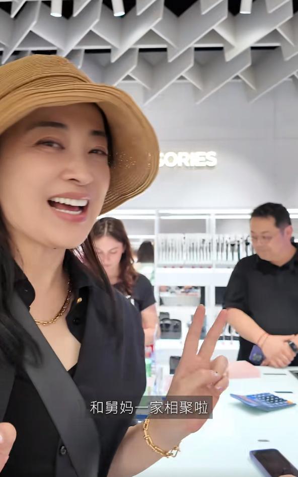 梅婷一家游馬德里 逛街陣營大不同