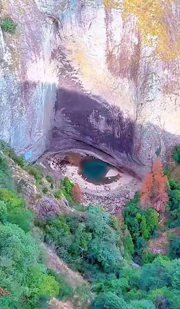 浙江大龙湫瀑布惊现“龙眼”奇观 自然馈赠引热议