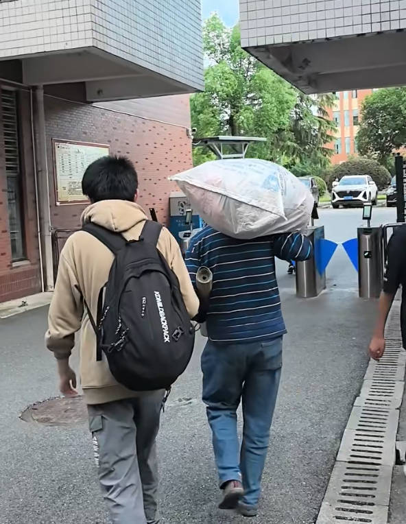 父親背8個土雞蛋接考感動全網(wǎng) 樸實父愛溫暖人心