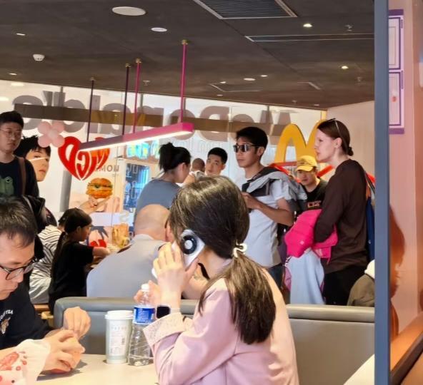 网友偶遇撒贝宁一家四口 温馨画面羡煞旁人