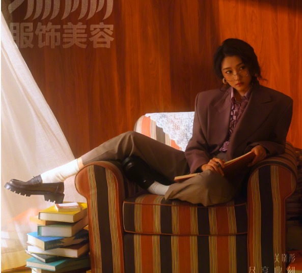 关晓彤开年刊 见证成长蜕变