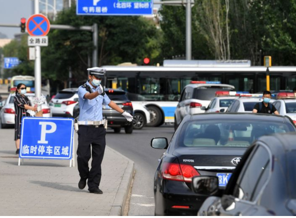 6月7日7时许，中国人民大学附属中学朝阳学校附近，交警疏导交通。