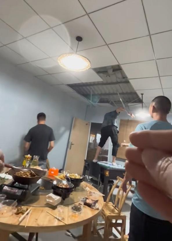 餐馆雨棚被掀翻带飞多人：“飞上天”的男子多处骨折