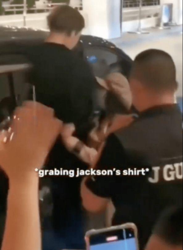 王嘉尔被私生的举动吓到：在泰国被粉丝拖拽下车 似乎受到惊吓
