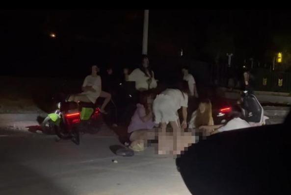 福州一女性当街遭围殴，其中有人穿的是校服裤子 当地警方：已介入！