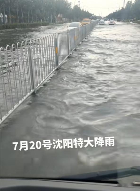 实拍沈阳暴雨：城区内涝开车如行船，微信记录惊心瞬间