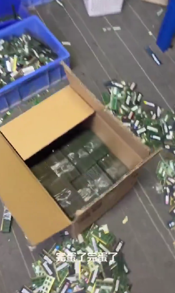 这画面绝望！黄牛高价囤了一屋子内存条：完蛋了 砸手里了