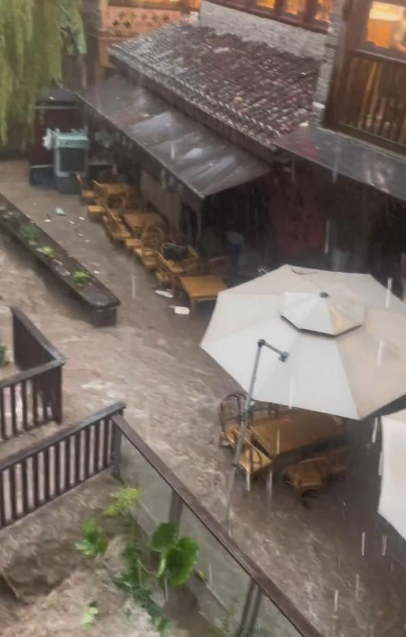 重慶暴雨 下浩里變身“壺口瀑布”！