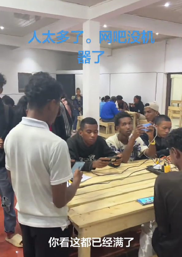 男子在非洲开“手机网吧” 生意火爆超预期