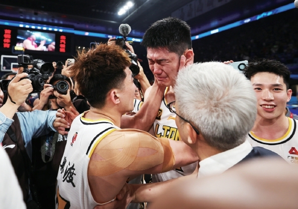这一刻我等了20年！我们赢了：CBA新王加冕