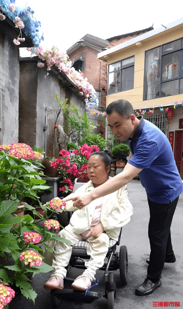 满院繁花是听障丈夫的无声告白 18年爱的见证