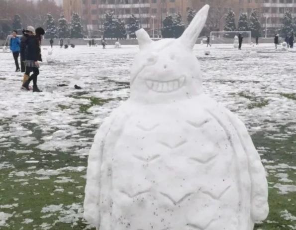 清华学霸打雪仗还是太雅了 堆雪人比赛展现创意
