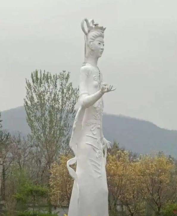 一景区雕像被指容貌怪异，当地回应：两位农村艺人仿制而成，花费8万余元，水平有限