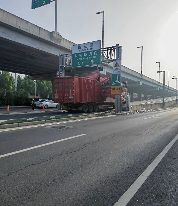 交警回应限高杆被撞飞插入轿车