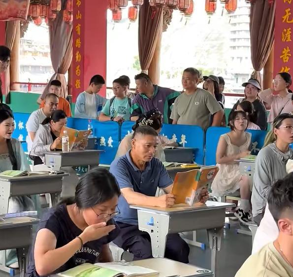 大爷一口没吃只是在体验上课的感觉 回味课堂时光
