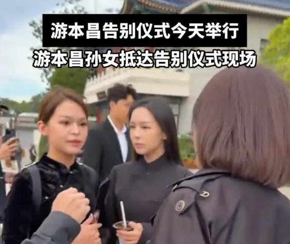 游本昌哀悼会外男人埋头落泪 粉丝沉送别