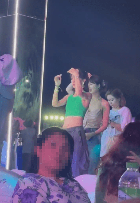 金晨泰国泼水音乐节被偶遇 身着露腰上衣身材满分