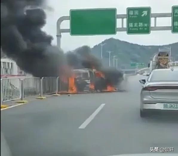 車輛疑似撞上護欄起火 燒到僅剩車架 電車高速行駛引發(fā)事故