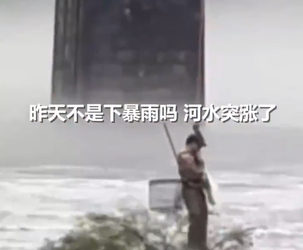男子被困河道中間 飛手用無人機(jī)救援