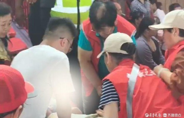 男护士不到一分钟抢回心跳骤停游客