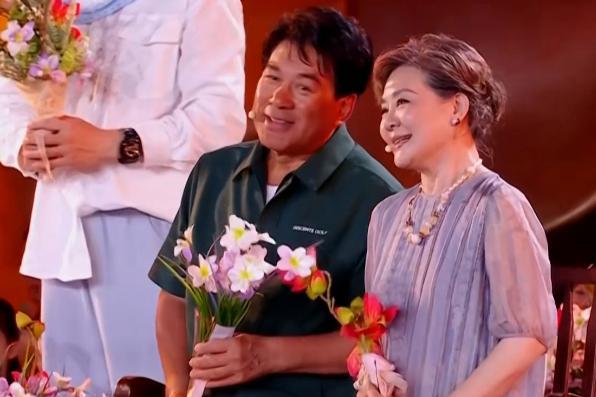 李思潼王彦桐百花奖开幕式合唱歌曲 新老同台传承光影