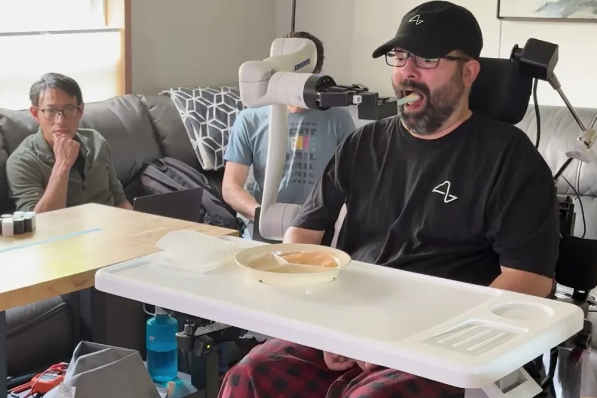 马斯克：Neuralink将大量生产脑机接口设备 手术自动化