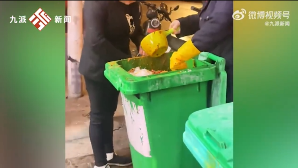 俩大妈火锅店门口收泔水